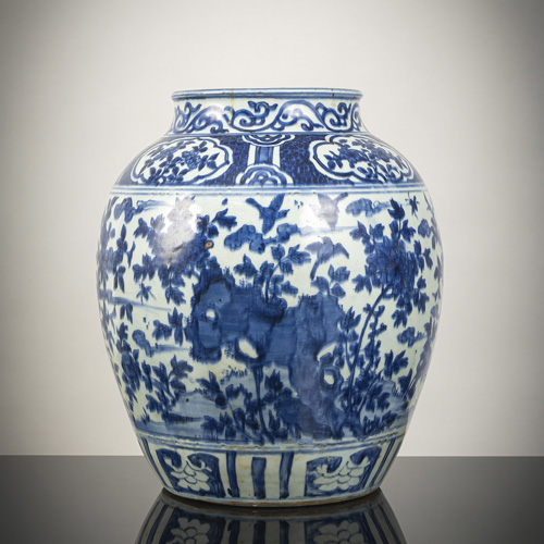 <b>A large underglaze-blue porcelain jar with decoration of birds, rocks, flowers and insects</b>