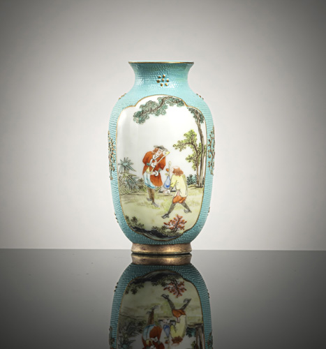 <b>A fiine Imperial porcelain vase with depictions of foreigners</b> <b>A fiine Imperial porcelain vase with depictions of foreigners</b>