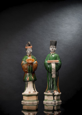 <b>Paar große stehende Höflinge mit 'sancai'-Glasur aus Tonware, ein Buch bzw. eine Schale vor der Brust haltend</b>
