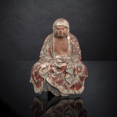 <b>Skulptur des sitzenden Daruma mit Resten von Fassung</b>