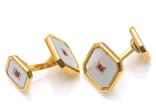 <b>GOLD PAIR OF CUFFLINKS</b> <b>GOLD PAIR OF CUFFLINKS</b>