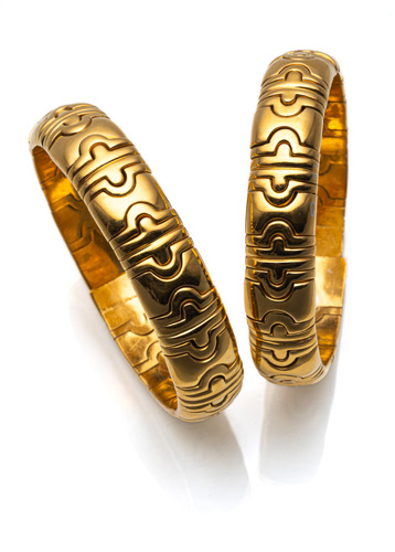 <b>TWO GOLD BANGLES IN THE STYLE OF BULGARI</b> <b>TWO GOLD BANGLES IN THE STYLE OF BULGARI</b>