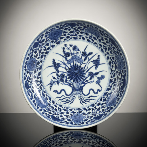 <b>A blue and white porcelain dish with floral decoration</b>