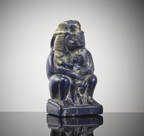 <b>Kleine Skulptur einer Pavianmutter mit zwei Jungtieren aus Lapislazuli</b>