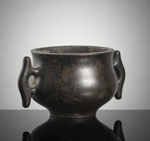<b>A fine bronze incense burner with side handles</b>