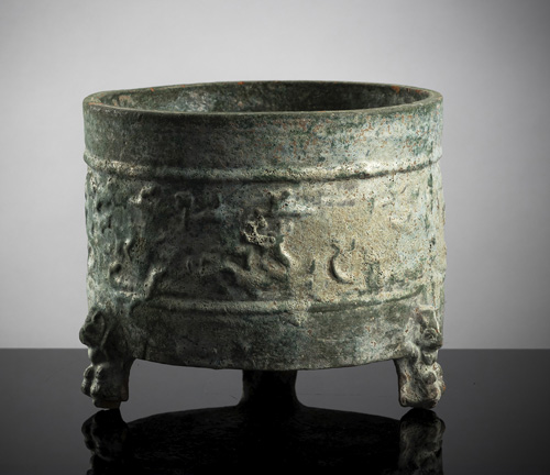 <b>A tripod green glazed earthenware vessel, 'lian'</b>
