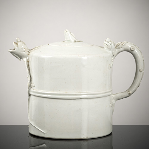<b>A cylindrical teapot with chilong handle and bird knob, cream-white glazed</b>