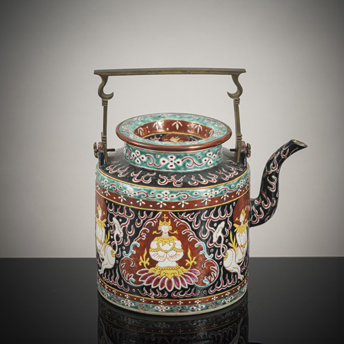 <b>A large Benachrong porcelain teapot with metal handle from a monastery</b>