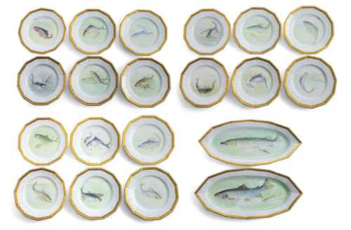 <b>Teile aus einem Dinner-Service mit Fischdekor</b>