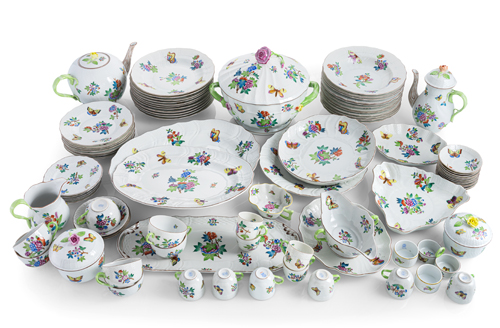 <b>Zahlreiche Speise- und Kaffeeserviceteile</b>