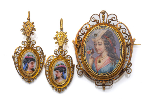 <b>Brosche und Paar Ohrringe mit Emailledekor</b>