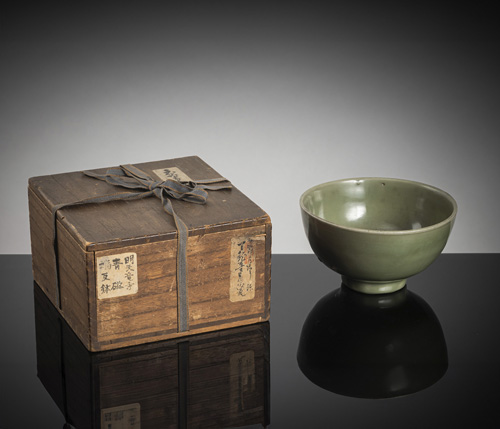 <b>A deep Longquan circular bowl  with a Japanese inscribed kiri tomobako</b>