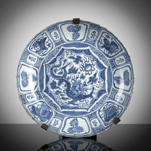 <b>A Kraak porcelain plate with dragon decoration in underglaze blue</b>