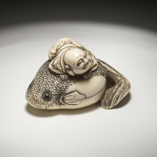 <b>Elfenbein-Netsuke des Hotei auf einem Wels</b>