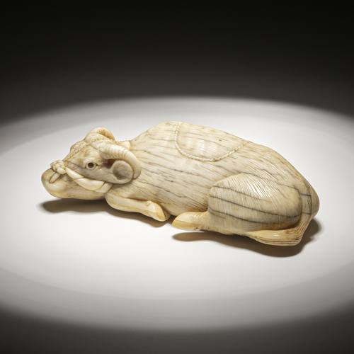 <b>Elfenbein-Netsuke eines liegenden Ochsen</b> <b>Elfenbein-Netsuke eines liegenden Ochsen</b>