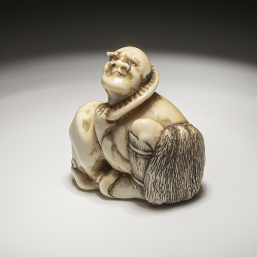 <b>Elfenbein-Netsuke eines kauernden Mannes mit einer Krake</b>