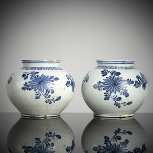 <b>A pair of blue and white porcelain jars</b>