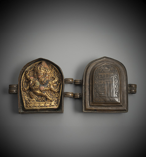 <b>A COPPER AMULET BOX CONTAINING A GILT-CLAY AMULET, GAHU</b>