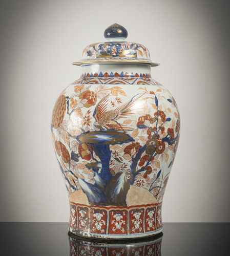 <b>A large porcelain lidded vase with 'Imari' decoration of flowers and phoenix</b>