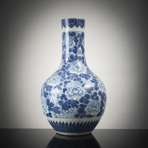 <b>A blue and white peonies porcelain bottle vase</b>