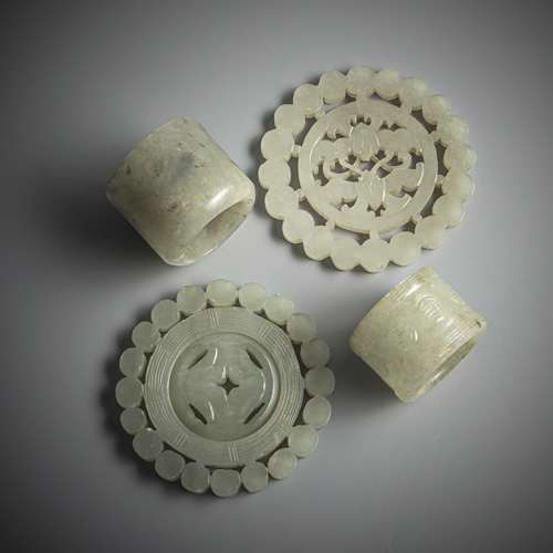 <b>Two archery rings and two carvings in light green jade</b>
