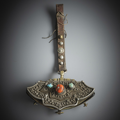 <b>A SILVER AND LEATHER TINDER POUCH</b>