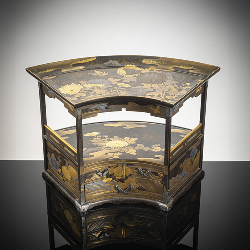 <b>A small fan-shaped lacquer cabinet</b>