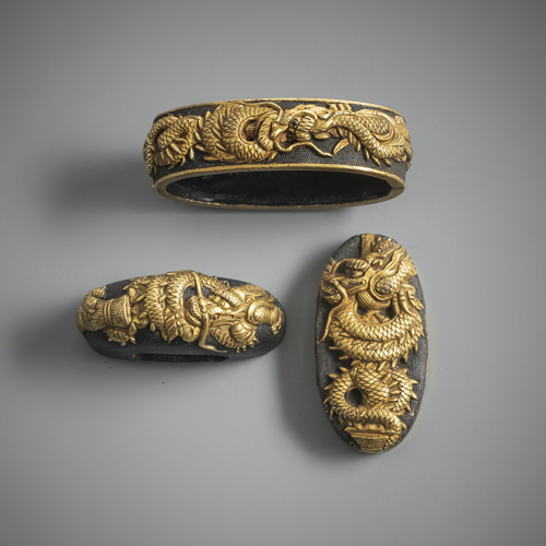 <b>Fuchi-kashira and kojiri made of shakudô and gold</b>