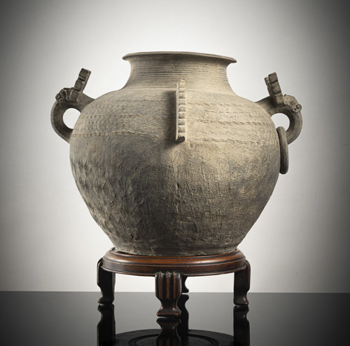 <b>A grey pottery jar</b>