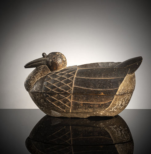 <b>Zeremonielle Deckelschale in Form eines Huhns aus Holz</b>