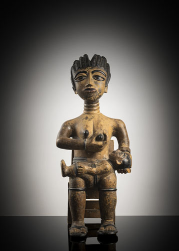 <b>Große Mutterfigur aus Holz</b>