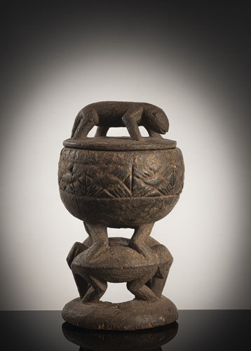 <b>Seltenes zeremonielles Deckelgefäß aus Holz</b>