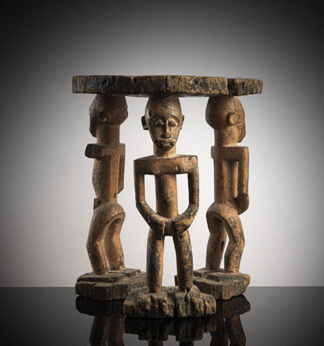 <b>Seltenes Hockerfragment aus Holz mit Figuren</b>