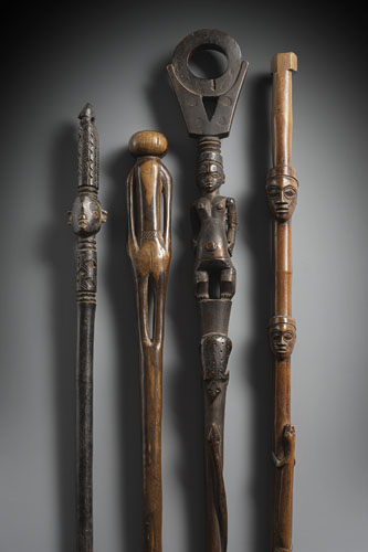 <b>Vier zeremonielle Stäbe aus Holz</b>
