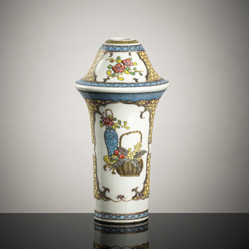 <b>An unusual 'Famille rose' porcelain vase</b> <b>An unusual 'Famille rose' porcelain vase</b>
