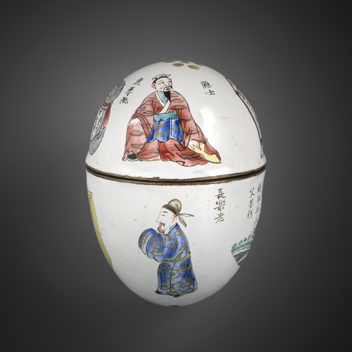 <b>A rare box and cover in the shape of an egg in Canton enamel, imitating porcelain</b>