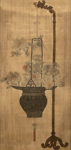 <b>Silk kesi with flower basket on a stand</b>
