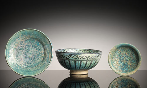 <b>Zwei Teller und eine Schale aus Keramik</b>