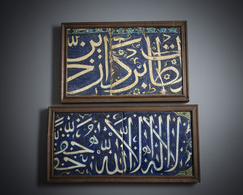 <b>Vier glasierte Kacheln aus Keramik</b>