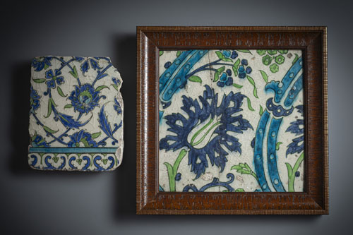 <b>Zwei glasierte Kacheln aus Keramik</b>