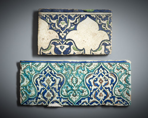 <b>Zwei glasierte Fliesen aus Keramik</b>