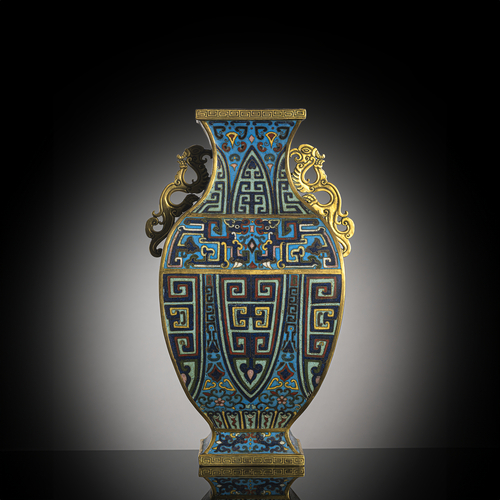 <b>Vierkantige Cloisonné-Vase im archaischen Fanghu-Stil</b> <b>Vierkantige Cloisonné-Vase im archaischen Fanghu-Stil</b>