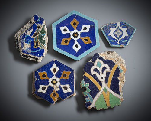 <b>Fünf glasierte Kacheln aus Keramik</b>