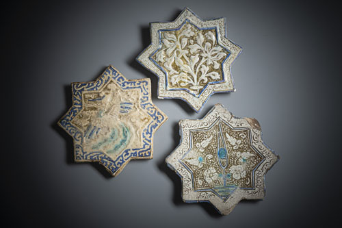 <b>Drei sternförmige Kacheln aus Keramik</b>