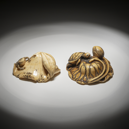 <b>Zwei Netsuke welkender Lotosblätter aus eingefärbtem Elfenbein</b> <b>Zwei Netsuke welkender Lotosblätter aus eingefärbtem Elfenbein</b>