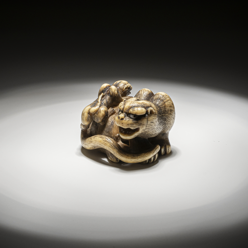 <b>Netsuke eines liegenden Tigers aus Elfenbein</b> <b>Netsuke eines liegenden Tigers aus Elfenbein</b>