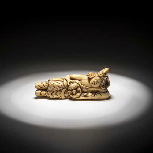 <b>Netsuke eines liegenden Bugaku-Tänzers aus Elfenbein</b> <b>Netsuke eines liegenden Bugaku-Tänzers aus Elfenbein</b>
