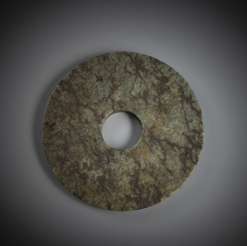 <b>A bi disc in green-brown jade with beautiful age patina</b>