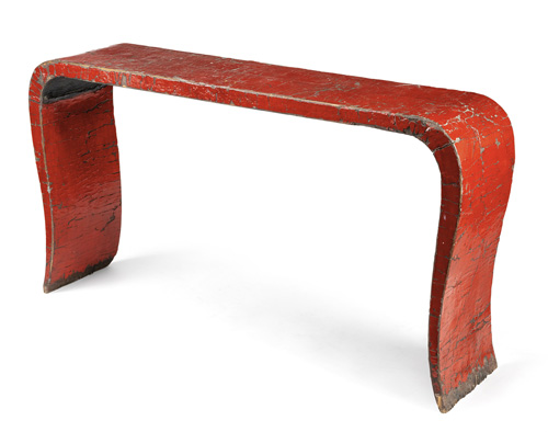 <b>An elegantly shaped red-lacquered altar table</b> <b>An elegantly shaped red-lacquered altar table</b>