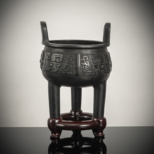 <b>A 'ding'-shaped bronze censer with 'taotie' relief around the wall</b>